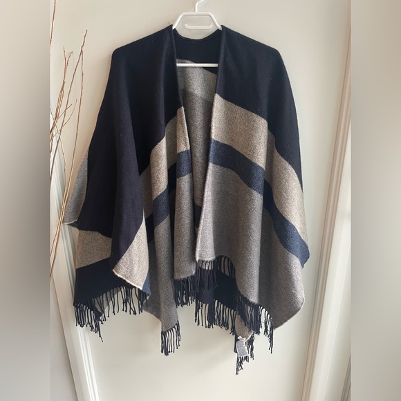 Navy blue and grey Uniqlo cape - Picture 1 of 4